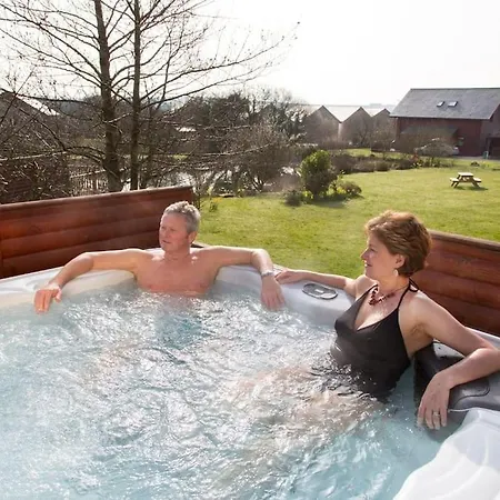 Skylark Sleeps 8 Private Hot Tub & Dogs Welcome Nr Padstow, Resort Pool Bar & Watersports St Columb Major Exterior photo