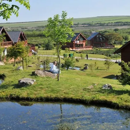 Skylark Sleeps 8 Private Hot Tub & Dogs Welcome Nr Padstow, Resort Pool Bar & Watersports St Columb Major Exterior photo