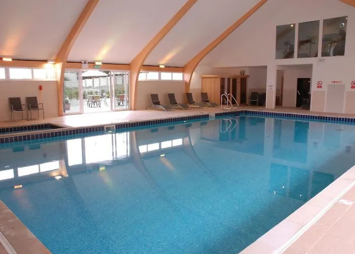 Skylark Sleeps 8 Private Hot Tub & Dogs Welcome Nr Padstow, Resort Pool Bar & Watersports