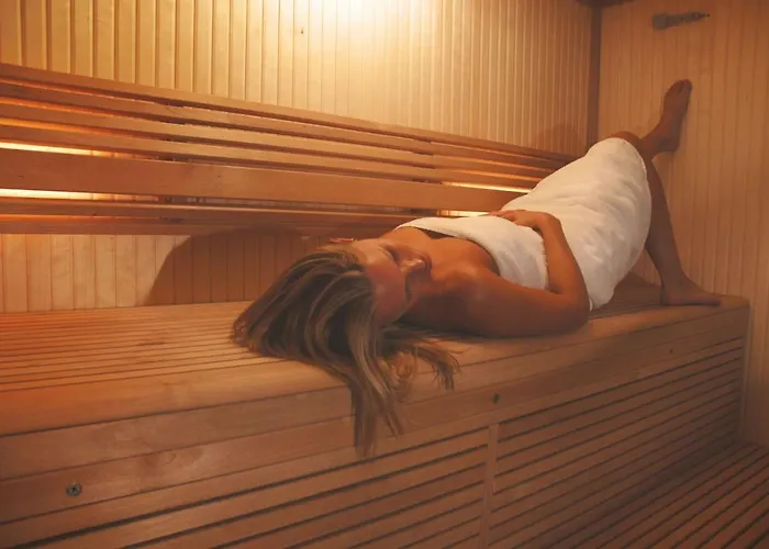 Skylark Sleeps 8 Private Hot Tub & Dogs Welcome Nr Padstow, Resort Pool Bar & Watersports
