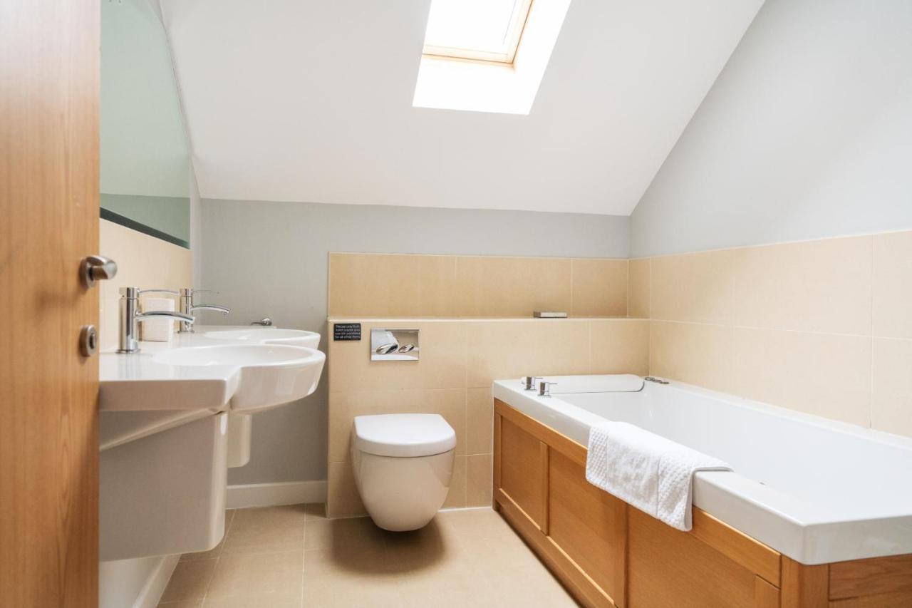 Skylark Sleeps 8 Private Hot Tub & Dogs Welcome Nr Padstow, Pool Bar & Watersports *