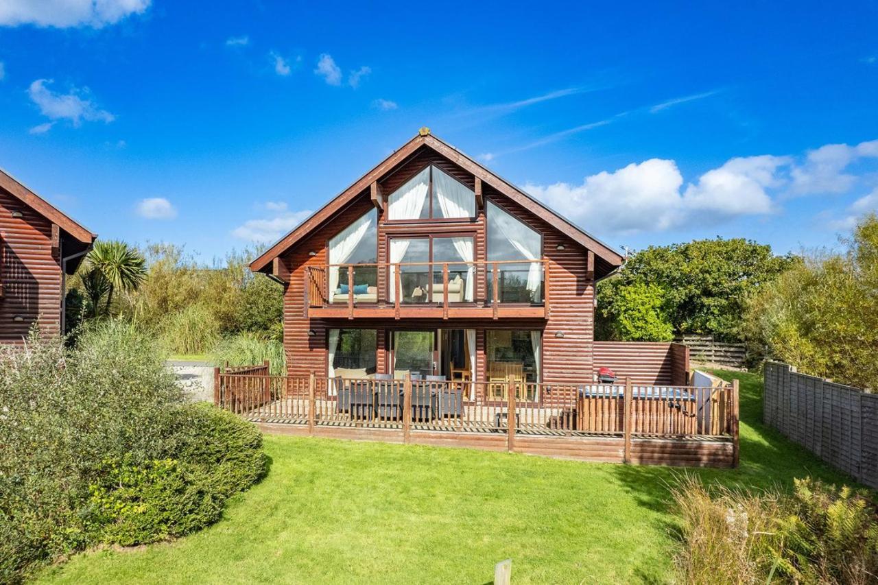 Skylark Sleeps 8 Private Hot Tub & Dogs Welcome Nr Padstow, Pool Bar & Watersports Holiday home St Columb Major