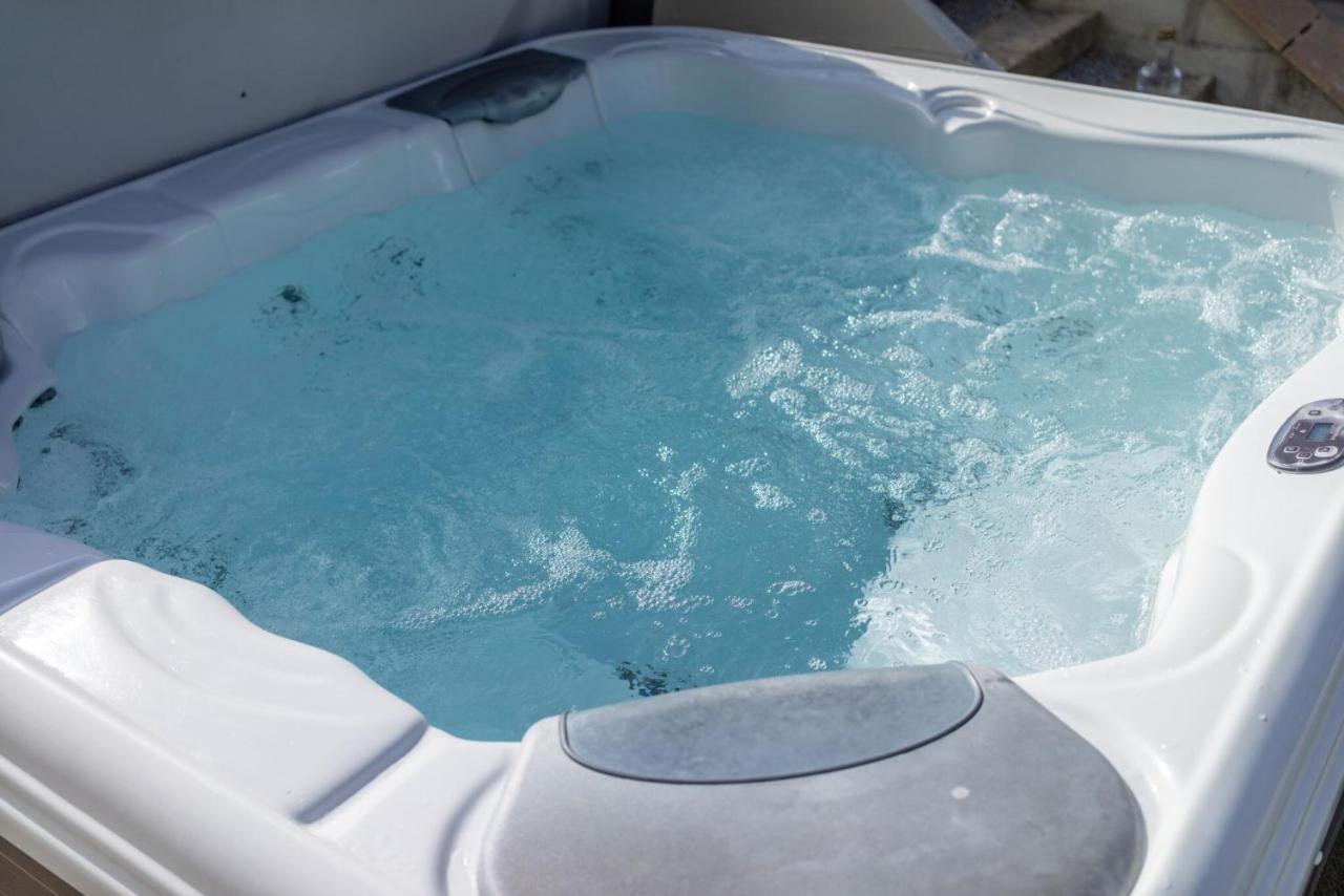 Holiday home Skylark Sleeps 8 Private Hot Tub & Dogs Welcome Nr Padstow, Pool Bar & Watersports *