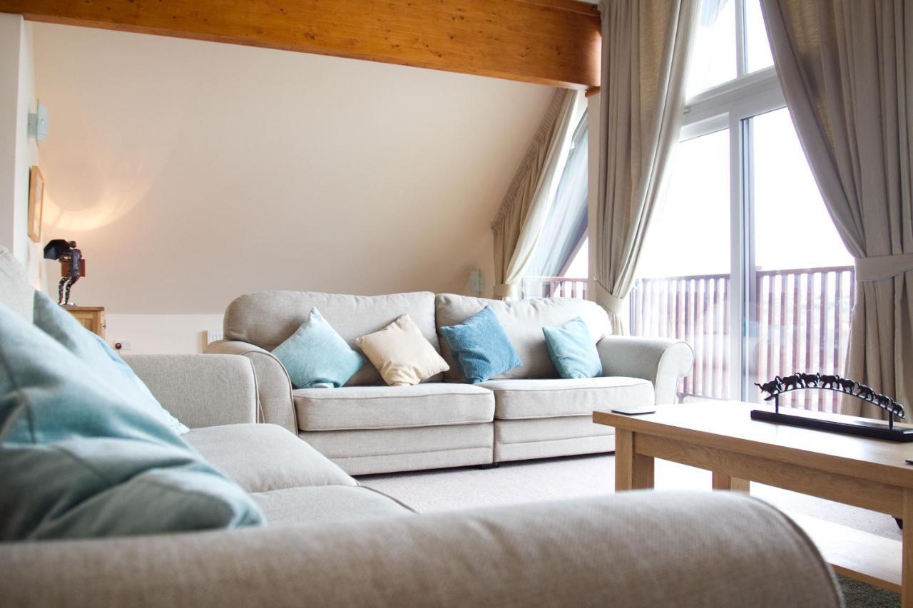 Skylark Sleeps 8 Private Hot Tub & Dogs Welcome Nr Padstow, Pool Bar & Watersports Holiday home St Columb Major